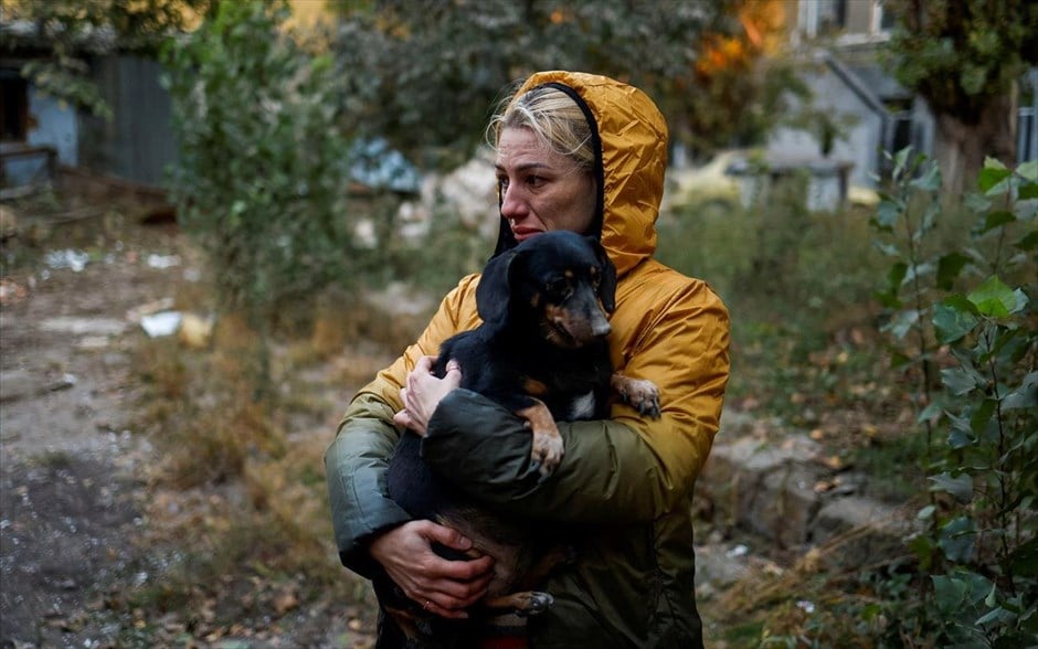 Ρωσική επίθεση στο Μικολάιβ. Μία κοπέλα έχει στην αγκαλιά της ένα σκυλί στην περιοχή στο Μικολάιβ όπου το πρωί της Τρίτης επλήγη από ρωσική πυραυλική επίθεση.  Το πρωί της Τρίτης αναφέρθηκε πλήγμαρα στις εξής ουκρανικές πόλεις: Κίεβο, Κριβί Ριχ, Ντνίπρο, Χάρκοβο, Ζιτομίρ και Μικολάιβ. 