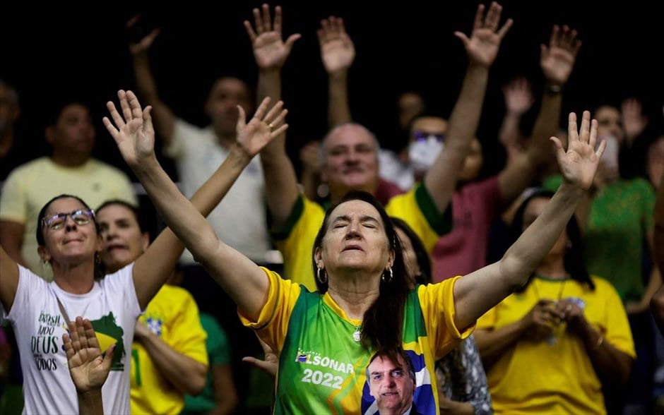 Ένθερμοι υποστηρικτές. Υποστηρικτές του  Ζαΐχ Μπολσονάρου προσεύχονται για την επανεκλογή του στη Μπραζίλια της Βραζιλίας.