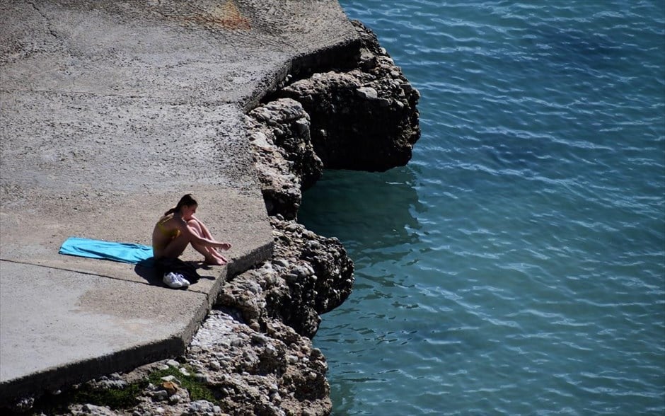 Μπάνια τον Οκτώβριο. Καλοκαιρία στην Αργολίδα, με τον κόσμο να κάνει μπάνιο στην παραλία της Αρβανιτιάς στο Ναύπλιο.