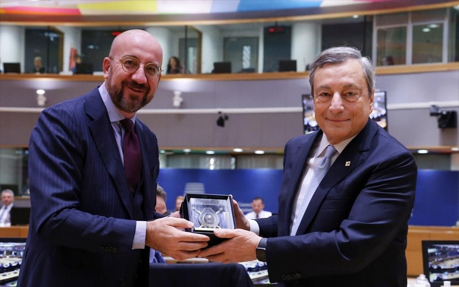 Αποχαιρετισμός στον «Σούπερ Μάριο». Σαρλ Μισέλ και Μάριο Ντράγκι στη δεύτερη ημέρα εργασιών του Ευρωπαϊκού Συμβουλίου στις Βρυξέλλες.