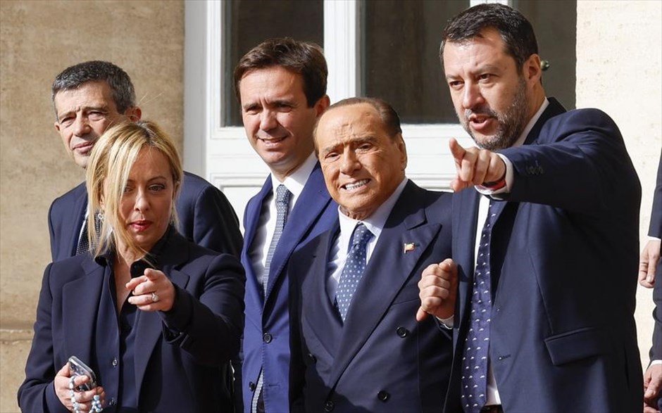 Ιταλία: Στην τελική ευθεία ο σχηματισμός της κυβέρνησης. Η συντηρητική συμμαχία πρότεινε στον Πρόεδρο της Δημοκρατίας Σέρτζιο Ματαρέλα την Τζιόρτζια Μελόνι για να αναλάβει ως πρωθυπουργός της Ιταλίας, δήλωσε η ίδια την Παρασκευή. «Είμαστε ήδη έτοιμοι, θέλουμε να προχωρήσουμε το συντομότερο δυνατό», πρόσθεσε η επικεφαλής του ακροδεξιού κόμματος Αδέλφια της Ιταλίας που αναδείχθηκε πρώτο στις εκλογές.
