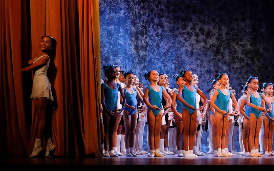 Μπαλέτο στην Αβάνα. Μικρές χορεύτριες που διδάσκονται μπαλέτο συμμετέχουν σε γκαλά του 27ου Διεθνούς Φεστιβάλ Μπαλέτου Alicia Alonso στο Εθνικό Θέατρο στην Αβάνα, της Κούβας. 