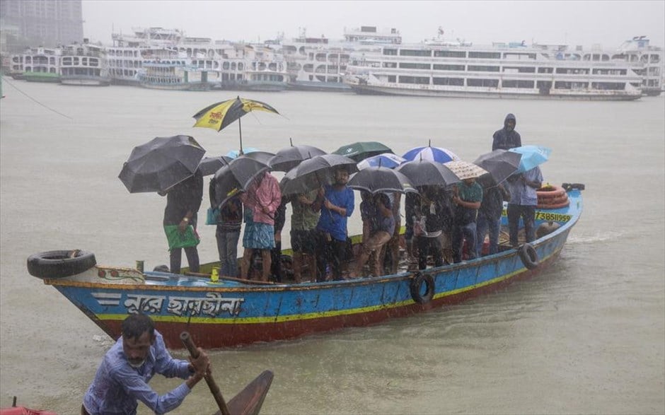 Κυκλώνας στο Μπαγκλαντές. Το πέρασμα του κυκλώνα Sitrang από τη Ντάκα του Μπαγκλαντές.
