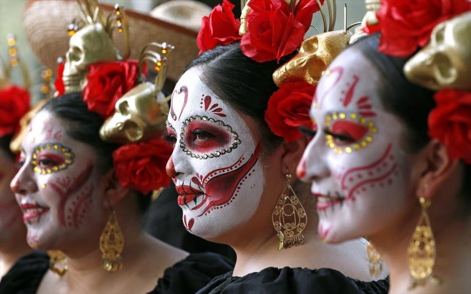 Μεξικανικές παραδόσεις . Γυναίκες που έχουν μεταμορφωθεί στη γνωστή φιγούρα «La Catrina» συμμετέχουν σε παρέλαση στην Πόλη του Μεξικού. Με την παρέλαση είναι το προοίμιο των εορτασμών για την Ημέρα των Νεκρών, που θα πραγματοποιηθούν τις πρώτες ημέρες του Νοεμβρίου.