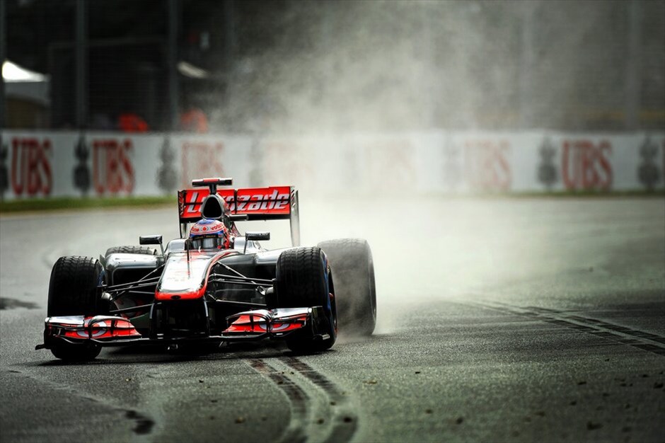 F1: Ανασκόπηση του 2012 #3. Ο πρώτος αγώνας στο Αλμπερτ Παρκ αποζημίωσε όσους ισχυρίζονταν ότι με έξι παγκόσμιους πρωταθλητές θα γίνει ένα συναρπαστικό πρωτάθλημα. Ο Τζένσον Μπάτον μπορεί να ξεκίνησε με το… δεξί τη χρονιά, ανεβαίνοντας στο υψηλότερο σκαλί του βάθρου και φτάνοντας παράλληλα τις 13 νίκες, αλλά πίσω του έγινε πραγματική μάχη. Πρωταγωνιστές οι Φέτελ-Χάμιλτον με τον Γερμανό να επωφελείται από την είσοδο του Αυτοκινήτου ασφαλείας και να μπαίνει σφήνα μεταξύ των δύο McLaren-Mercedes.