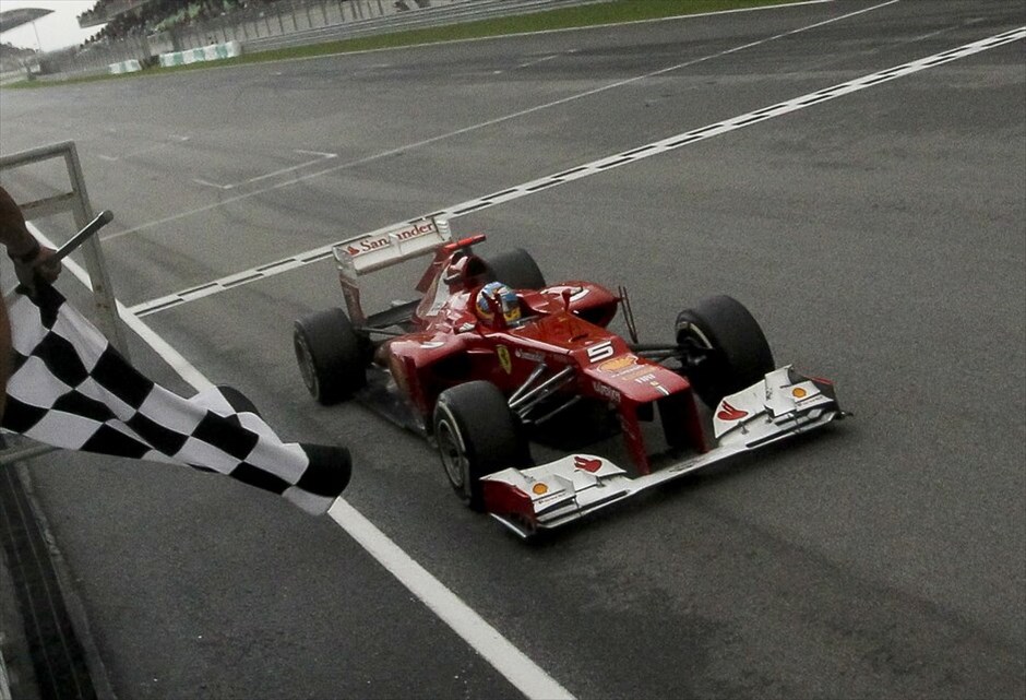 F1: Ανασκόπηση του 2012 #4. Τα πάνω κάτω έφερε ο αγώνας στη Μαλαισία! Οι «κομπάρσοι» έγιναν πρωταγωνιστές και οι πρωταγωνιστές «κομπάρσοι». Η Ferrari γνώρισε την αποθέωση μετά τη μεγάλη κριτική που δέχθηκε και τις άσχημες εμφανίσεις. Τι κι αν η McLaren δεύτερο συνεχόμενο αγώνα είχε κάνει το 1-2 στις κατατακτήριες, η Ferrari και ο Αλόνσο έφυγαν νικητές από την Κουάλα Λουμπούρ με την βοήθεια της βροχής. Αξιοσημείωτο γεγονός η δεύτερη θέση του Σέρζιο Πέρεθ, ο οποίος παραλίγο να κάνει την έκπληξη. Αυτή ήταν η πρώτη φορά για την Sauber, μετά το 2009, που βρέθηκε στο βάθρο καθώς η τελευταία ήταν στη Βραζιλία με τον Ρόμπερτ Κουμπίτσα.