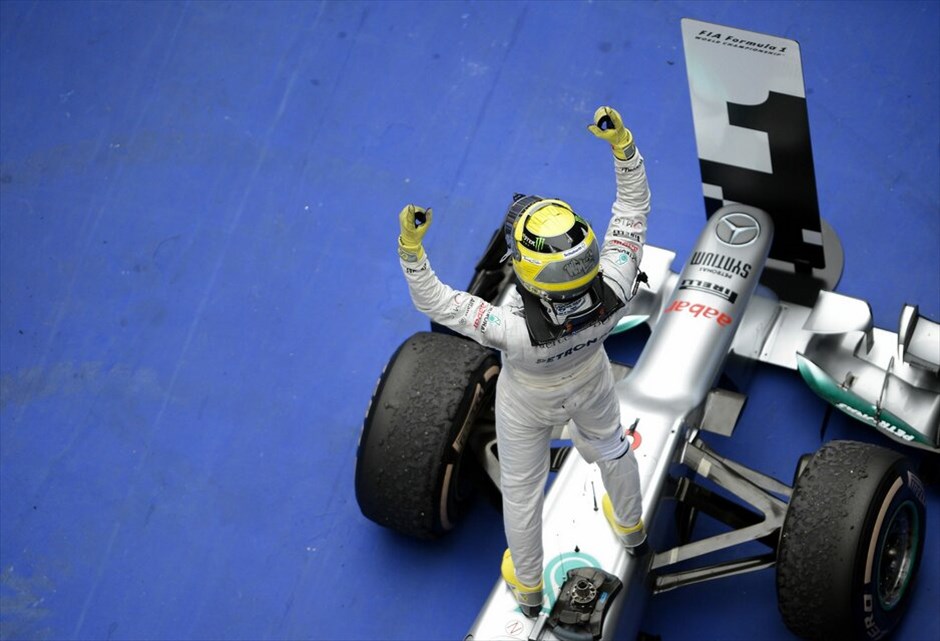 F1: Ανασκόπηση του 2012 #8. Ο τρίτος αγώνας της χρονιάς στη Σαγκάη έφερε την υπογραφή της Mercedes και του Νίκο Ρόζμπεργκ. Aπό τις κατατακτήριες ο νεαρός Γερμανός πιλότος έδειχνε άπιαστος, κάτι που αποδείχθηκε και στον αγώνα. Παρά την πίεση που δέχθηκε από τις McLaren και Red Bull κατάφερε να περάσει πρώτος την γραμμή του τερματισμού και να ανέβει για πρώτη φορά στην καριέρα του μετά από 111 συμμετοχές στην F1, στο υψηλότερο σκαλί του βάθρου. Παράλληλα, αυτή ήταν η πρώτη νίκη για την εργοστασιακή ομάδα της  Mercedes μετά το 1955 στο Ιταλικό GP με πιλότο τότε τον Χουάν Μανουέλ Φάντζιο. Για την ιστορία, πίσω από τον Ρόζμπεργκ τερμάτισαν οι δύο McLaren των Μπάτον και Χάμιλτον, αντίστοιχα.