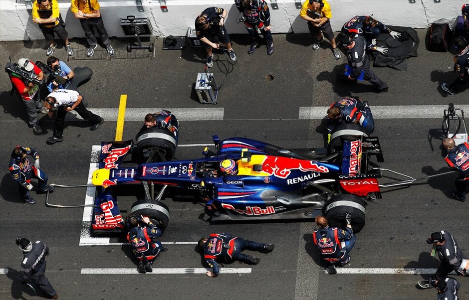 F1: Ανασκόπηση του 2012 #12. Τα απρόοπτα και οι εκπλήξεις συνεχίζονται στο φετινό Παγκόσμιο πρωτάθλημα Formula 1. Στο Μονακό ήταν η σειρά ου Μαρκ Γουέμπερ να χαμογελάσει, με τον Αυστραλό να δέχεται μετά χαράς το... δώρο του Μίκαελ Σουμάχερ και να ξεκινάει τον αγώνα από την πρώτη θέση καθώς ο Γερμανός αν και ήταν ταχύτερος στις κατατακτήριες, πήρε ποινή πέντε θέσεων στο γκριντ. Ο Γουέμπερ με το σβήσιμο των φώτων ξεχύθηκε μπροστά και διατήρησε την πρώτη θέση μέχρι το τέλος του αγώνα ακόμη και κατά την διάρκεια του μοναδικού πιτς στοπ που έκανε. Ετσι πανηγύρισε την πρώτη του εφετινή νίκη στο πρωτάθλημα και δεύτερη στο πριγκιπάτο του Μονακό. Πέραν του Αυστραλού, επωφελημένος ήταν και ο Φερνάντο Αλόνσο καθώς με την τρίτη θέση, ανέβηκε στην κορυφή της κατάταξης , ξεπερνώντας τους Φέτελ και Γουέμπερ. RED BULL F1/