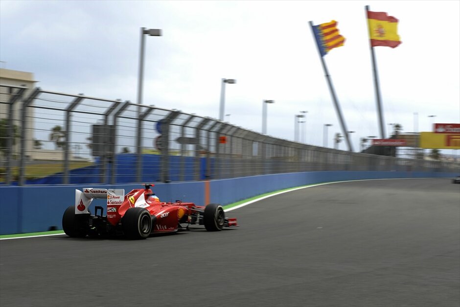 F1: Ανασκόπηση του 2012 #14. Το απίστευτο σερί επιτέλους έσπασε στη Βαλένθια!! Ο Φερνάντο Αλόνσο ήταν ο μοναδικός πιλότος που κατάφερε να διπλασιάσει εφέτος τις νίκες του και παράλληλα να ξανανέβει στην κορυφή της γενικής κατάταξης. Ο Ισπανός πιλότος της Ferrari αποθεώθηκε από τους χιλιάδες συμπατριώτες του που παραληρούσαν με την επιτυχία του. Η προσπάθεια του Αλόνσο ήταν αξιομνημόνευτη καθώς ο Ισπανός ξεκίνησε από την ενδέκατη θέση, είχε μία εξαιρετική εκκίνηση και εκμεταλλευόμενος τις συγκυρίες ή καλύτερα ατυχίες των υπολοίπων πιλότων, ανέβηκε στο υψηλότερο σκαλί του βάθρου. Δεύτερος τερμάτισε ο Κίμι Ραϊκόνεν μετά από ένα παλικαρίσιο προσπέρασμα στον Λιούις Χάμιλτον, δύο γύρους πριν το τέλος. Τρίτος ανέβηκε ο Μίκαελ Σουμάχερ στην μοναδική παρουσία του στο βάθρο μετά την επιστροφή του. FERRARI