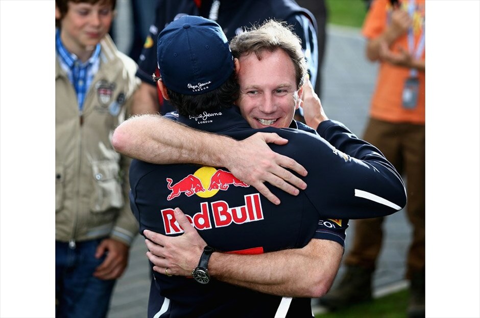 F1: Ανασκόπηση του 2012 #17. Δύο ημέρες μετά τη δεύτερη φετινή του νίκη στο Σίλβερστοουν, ο Μαρκ Γουέμπερ αποφάσισε να παραμείνει για έναν ακόμη χρόνο στη Red Bull, μέχρι το τέλος του 2013. O Αυστραλός πιλότος παραδέχθηκε σε δηλώσεις του ότι είχε συζητήσεις με την Ferrari για ενδεχόμενη συνεργασία (ως αντικαταστάτης του Μάσα), πριν συμφωνήσει με την Red Bull. RED BULL F1/GETTY IMAGES/CLIVE MASON