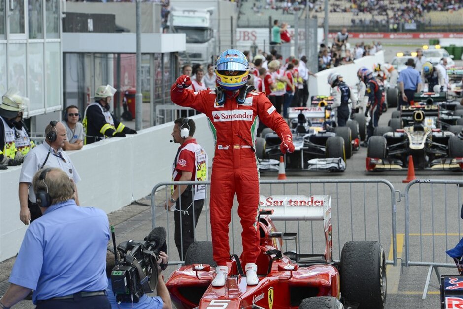 F1: Ανασκόπηση του 2012 #18. Μέσα στην… «Γερμανική φωλιά», την πίστα του Χόκειχάιμ, ο Φερνάντο Αλόνσο δεν αρκέστηκε στην πολ ποζίσιον, αλλά πήρε και τη νίκη. Ετσι, έγινε ο μοναδικός πιλότος που κατάφερε να ανέβει τρεις φορές φέτος στο βάθρο των νικητών και να διατηρηθεί στην κορυφή της παγκόσμιας κατάταξης, διευρύνοντας παράλληλα την διαφορά του από τους υπόλοιπους πιλότους στους 34 βαθμούς. FERRARI