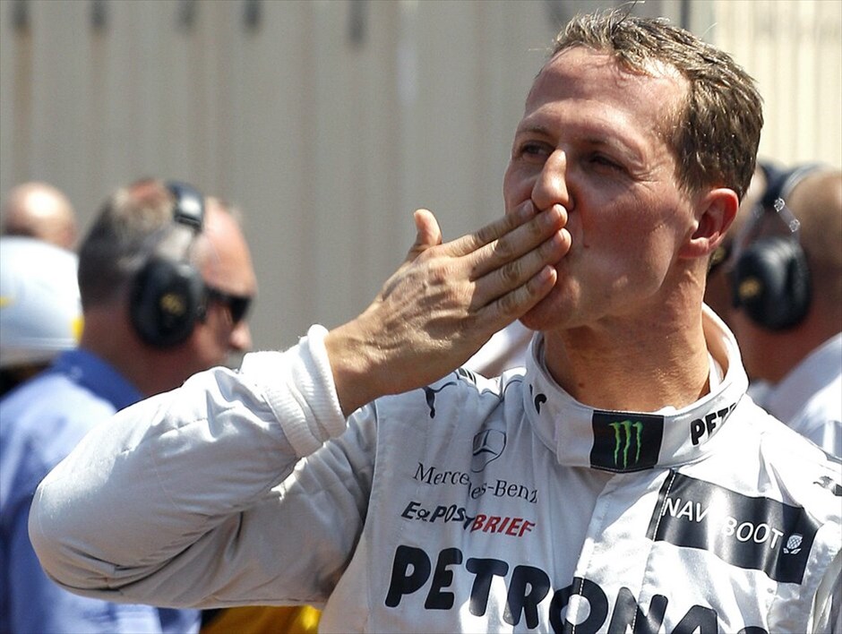 F1: Ανασκόπηση του 2012 #26. Στις αρχές Οκτωβρίου, στο περιθώριο του αγώνα στη Σουζούκα, ο Μίκαελ Σουμάχερ ανακοίνωσε την απόφασή του να αποσυρθεί από την Formula 1στο τέλος της χρονιάς. Είναι η δεύτερη φορά που ο Γερμανός πιλότος λέει «αντίο» στην Formula 1 καθώς η επιστροφή του δεν συνοδεύτηκε από επιτυχίες. Μοναδική αναλαμπή η τρίτη θέση, μόλις εφέτος, στη Βαλένθια. Ο επτά φορές παγκόσμιος πρωταθλητής έμεινε άλλωστε και χωρίς ομάδα καθώς η Mercedes αποφάσισε να τον αντικαταστήσει το 2013 με τον Λιούις Χάμιλτον.
