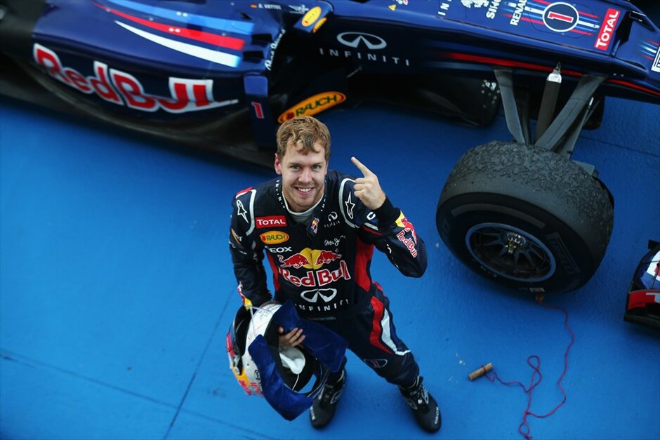 F1: Ανασκόπηση του 2012 #27. «Φωτιά» στο πρωτάθλημα της Formula 1 έβαλε ο Σεμπάστιαν Φέτελ με την επιβλητική του νίκη στη Σουζούκα της Ιαπωνίας, ιδίως μάλιστα μετά την πρόωρη εγκατάλειψη (μόλις στην πρώτη στροφή) του Φερνάντο Αλόνσο. Ετσι, πλέον ο πιλότος της Red Bull έφτασε τον Ισπανό πρωτοπόρο στους τέσσερις βαθμούς ενώ υπολείπονται πέντε αγώνες για να ολοκληρωθεί το φετινό παγκόσμιο πρωτάθλημα. Στα αξιοσημείωτα, η δεύτερη θέση του Μάσα (η καλύτερη φετινή επίδοση του) και η τρίτη αντίσοιχα, του Καμούι Κομπαγιάσι μπροστά σε χιλιάδες συμπατριώτες του. Ηταν η πρώτη φορά που ο Ιάπωνας πιλότος βρέθηκε στο βάθρο των νικητών. RED BULL F1/