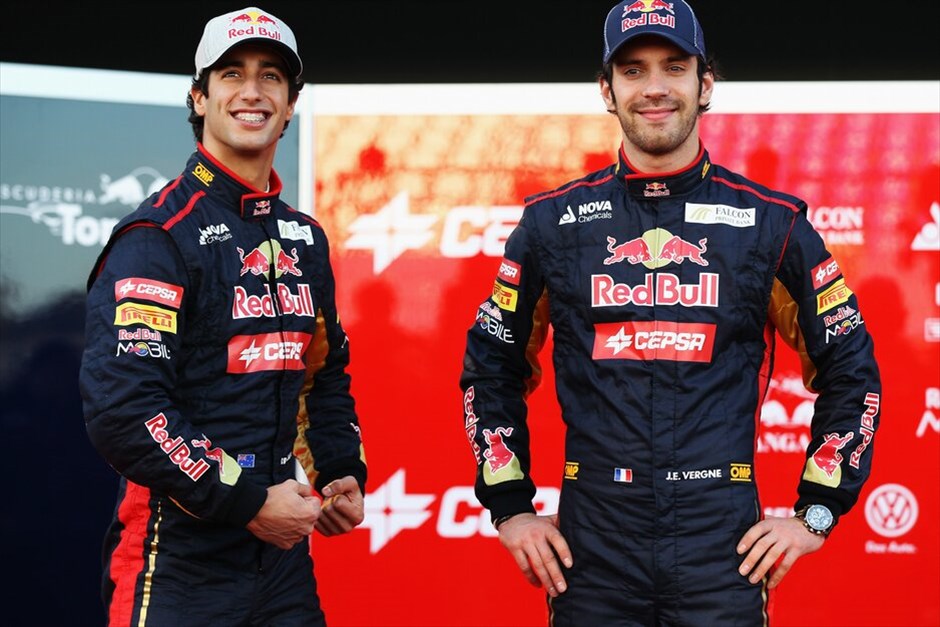 F1: Ανασκόπηση του 2012 #31. Συνεχίζει να πιστεύει στα νιάτα η Toro Rosso αφού αποφάσισε να κρατήσει το 2013 το ίδιο οδηγικό δίδυμο. Ετσι, οι Ντανιέλ Ρικιάρντο και Ζαν-Ερίκ Βερνιέ θα εκπροσωπήσουν για δεύτερη συνεχόμενη χρονιά την Ιταλική ομάδα στις πίστες του παγκοσμίου πρωταθλήματος. TORO ROSSO F1/