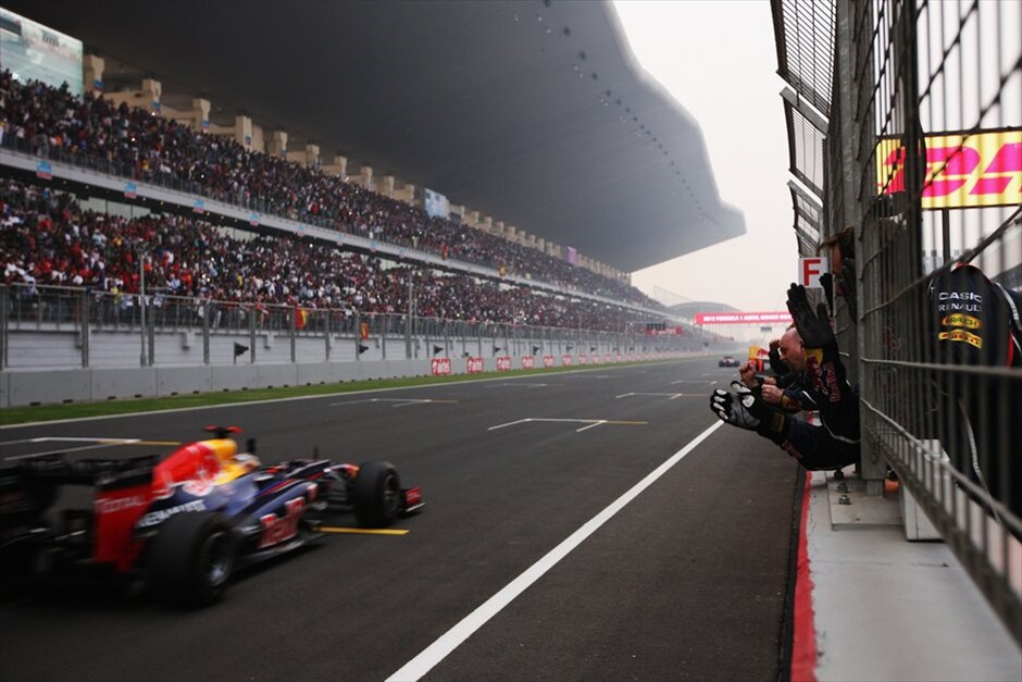 F1: Ανασκόπηση του 2012 #32. Ο πιλότος της Red Bull, Σεμπάστιαν Φέτελ, έκανε ένα ακόμα βήμα προς τον παγκόσμιο τίτλο της F1 με ελαστικά Pirelli, αφού προηγήθηκε από την αρχή μέχρι το τέλος στον αγώνα της Ινδίας. Το αποτέλεσμα ήρθε ως επιστέγασμα ενός τέλειου Σαββατοκύριακου: ταχύτερος σε όλα τα στάδια, κάτοχος πολ ποζίσιον και νικητής του Grand Prix. Είναι η πρώτη φορά στην καριέρα του που ο νεαρός Γερμανός κερδίζει τέσσερις συνεχόμενες νίκες, δημιουργώντας ένα πλεονέκτημα 13 βαθμών στον πρωτάθλημα των οδηγών. RED BULL F1/