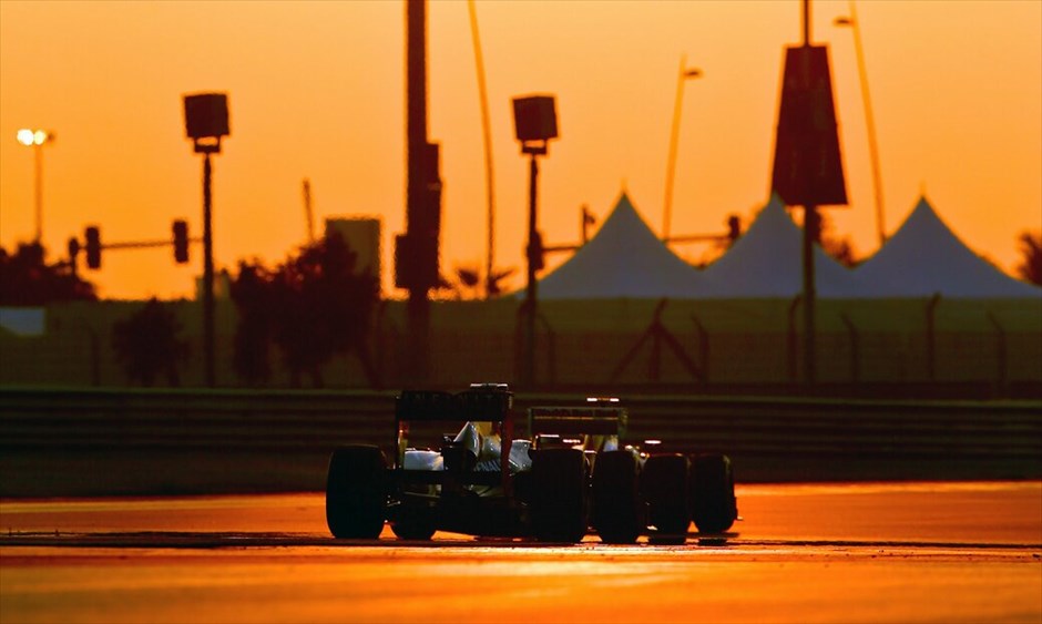 F1: Ανασκόπηση του 2012 #34. Ο αγώνας στο Αμπου Ντάμπι επεφύλαξε πολλές εκπλήξεις. Η πρώτη ήταν η νίκη του Κίμι Ραϊκόνεν μετά την επιστροφή του στην Formula 1. Από το 2005 είχε η Lotus να ανέβει στο υψηλότερο σκαλί του βάθρου. Η δεύτερη ήταν η αλλεπάλληλη επίθεση του Σεμπάστιαν Φέτελ, ο οποίος αν και ξεκίνησε τελευταίος, πάτησε γκάζι, έδωσε μάχες και κατάφερε να τερματίσει τρίτος, κερδίζοντας 21 θέσεις! Ο Γερμανός έφυγε με τη μικρότερη δυνατή απώλεια από το Αμπου Ντάμπι, αν αναλογιστεί κανείς τις συνθήκες, και πάει στο Οστιν με δέκα βαθμούς διαφορά από τον Αλόνσο. Ο Ισπανός έμεινε δεύτερος στον αγώνα, χωρίς να μπορεί να «πιάσει» τον πρωτοπόρο Ραϊκόνεν. Μεταξύ των εκπλήξεων ήταν και η ξαφνική εγκατάλειψη Χάμιλτον ενώ είχε την πρωτοπορία μέχρι τον 21ο γύρο.
