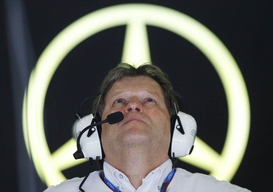 F1: Ανασκόπηση του 2012 #42. «Αντίο» έπειτα από 22 χρόνια στη Μercedes λέει ο Νόρμπερτ Χάουγκ. Ο 60χρονος αγωνιστικός διευθυντής της Γερμανικής ομάδας αποχωρεί στα τέλη της χρονιάς, έπειτα από κοινή συμφωνία των δύο πλευρών. Ηταν ο άνθρωπος που είχε αναλάβει εξ’ολοκλήρου την επιστροφή των «ασημένιων βελών» στην Formula 1 από το 1994 και έπειτα. Η απουσία όμως επιτυχιών από τότε που η Mercedes απέκτησε τη δική της ομάδα (το 2010) ήταν στην ουσία αυτό που κόστισε στον Χάουγκ.