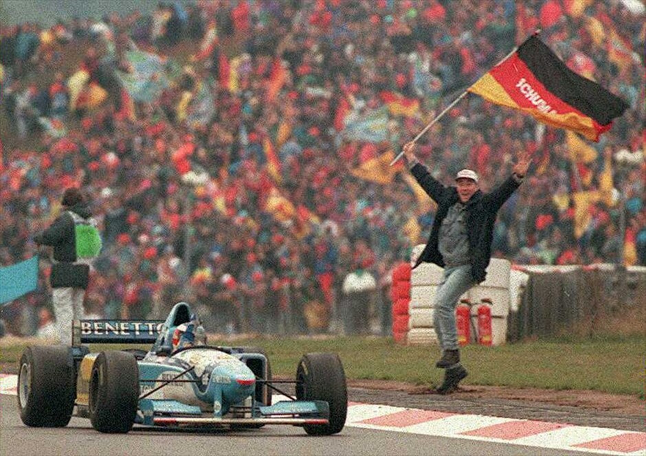 Μίκαελ Σουμάχερ: Στο πάνθεον των θρύλων της Formula 1 #5. Το 1995, την τελευταία του χρονιά στην Benetton-Renault, με εννέα νίκες σε 17 αγώνες κατάφερε να υπερασπιστεί τον τίτλο του και να κερδίσει έτσι το δεύτερο και μάλιστα συνεχόμενο παγκόσμιο πρωτάθλημα. EPA