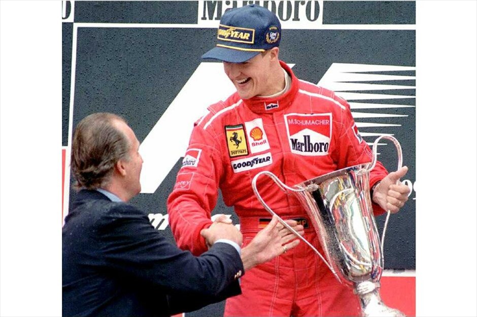 Μίκαελ Σουμάχερ: Στο πάνθεον των θρύλων της Formula 1 #6. Το 1996 συμφώνησε με τη Ferrari σε μία μεταγραφή που συγκέντρωσε μεγάλη δημοσιότητα. Ηταν η απαρχή μίας μακροχρόνιας και πολύ επιτυχημένης συνεργασίας. Η πρώτη νίκη με τη Scuderia, ήρθε στην Ισπανία, έπειτα από τρεις παρουσίες στο βάθρο. Ο Σουμάχερ ξεδίπλωσε στο συγκεκριμένο αγώνα το οδηγικό του ταλέντο καθώς παρά τη δυνατή βροχή, κατάφερε να κερδίσει, αν και στην εκκίνηση είχε πέσει ένατος. Μετά όμως από 13 γύρους, είχε πάρει την πρωτοπορία στον αγώνα, με χρόνους σχεδόν τρία δευτερόλεπτα πιο γρήγορα από τους υπόλοιπους πιλότους. Την πρώτη του χρονιά στην Ferrari τερμάτισε τρίτος στο πρωτάθλημα. EPA