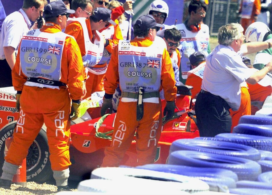 Μίκαελ Σουμάχερ: Στο πάνθεον των θρύλων της Formula 1 #9. Το 1999 έχασε κάθε ελπίδα που είχε για κατάκτηση του τίτλου στους οδηγούς μετά το άσχημο ατύχημά του στο Βρετανικό GP που είχε ως αποτέλεσμα να σπάσει το πόδι του. Εντούτοις, βοήθησε τη Ferrari να κατακτήσει το πρωτάθλημα στους κατασκευαστές. EPA PHOTO DPA