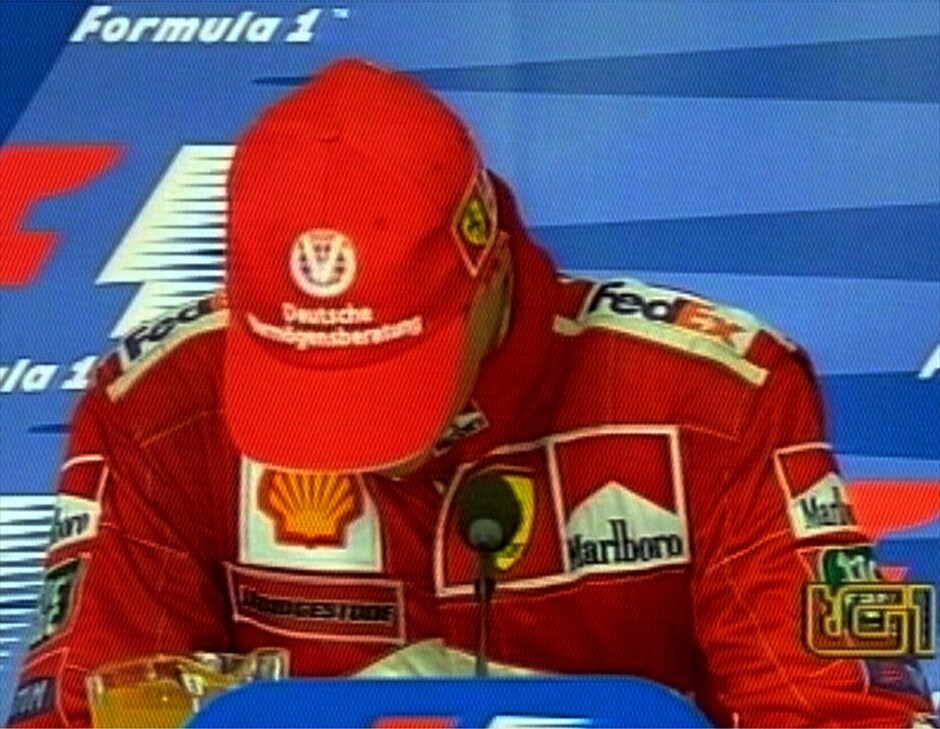 Μίκαελ Σουμάχερ: Στο πάνθεον των θρύλων της Formula 1 #10. Σε μία από τις πιο ανθρώπινες στιγμές του, ξεσπάει σε κλάματα κατά την διάρκεια της συνέντευξης Τύπου μετά το GP στη Μόντσα καθώς έχει ήδη ισοφαρίσει τις 41 νίκες σε αγώνες του Αϊρτον Σένα.