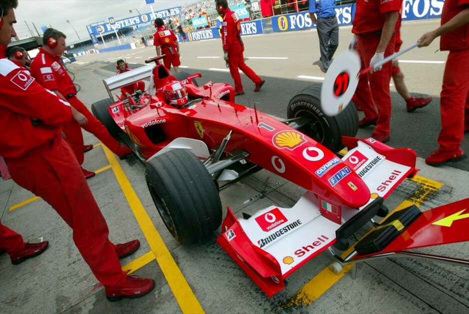 Μίκαελ Σουμάχερ: Στο πάνθεον των θρύλων της Formula 1 #15. Το 2003 δεν ήταν τόσο εύκολη χρονιά όσο η προηγούμενη. Πολλοί πιλότοι έριζαν τον παγκόσμιο τίτλο, τον οποίο τελικά ο Μίκαελ Σουμάχερ κατέκτησε με μόλις δύο βαθμούς διαφορά από τον Κίμι Ραϊκόνεν. Ο Γερμανός πιλότος της Ferrari εξασφάλισε έτσι το έκτο παγκόσμιο πρωτάθλημα, σπάζοντας το ρεκόρ του Φάντζιο.