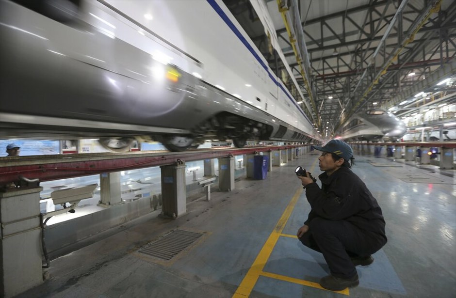 Κίνα: Η μεγαλύτερη σιδηροδρομική γραμμή ταχείας κυκλοφορίας στον κόσμο  #9. Η Κίνα έδωσε στην κυκλοφορία τη μεγαλύτερη σιδηροδρομική γραμμή ταχείας κυκλοφορίας στον κόσμο, η οποία συνδέει το Πεκίνο με την πόλη Γκουανσχού, εμπορικό κόμβο στο νότιο τμήμα της χώρας.Το τρένο ταξιδεύει με μέση ωριαία ταχύτητα περίπου 300 χιλιομέτρων την ώρα και θα καλύψει μία γραμμή μήκους 2.298 χιλιομέτρων. Αναμένεται να μειώσει τον χρόνο του ταξιδιού στο μισό σε σχέση με τα συμβατικά τρένα, όπως μεταδίδουν τα κρατικά μέσα ενημέρωσης. Έτσι, αντί για 22 ώρες θα απαιτούνται τώρα δέκα. Παράλληλα, θα κληθεί να σταματήσει σε 35 ενδιάμεσους σταμθούς.Τα εγκαίνια της νέας γραμμής Πεκίνου- Γκουανσχού, δημιουργούν νέα δεδομένα στις σιδηροδρομικές γραμμές υψηλής ταχύτητας της Κίνας, η οποία πλέον διαθέτει ένα υπερσύγχρονο δίκτυο μήκους 9.300 χιλιομέτρων.