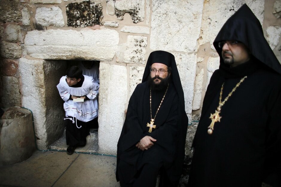 Χριστούγεννα στη Βηθλεέμ #4. Έκκληση να υπάρξει ειρήνη και συμφιλίωση μεταξύ των Παλαιστινίων και των Ισραηλινών, απηύθυνε ο Λατίνος Πατριάρχης της Ιερουσαλήμ, Φουάντ Τβάλ, στο κήρυγμά του κατά τη «μελαγχολική» μεταμεσονύχτια χριστουγεννιάτικη λειτουργία στη Βηθλεέμ της Δυτική Όχθης.Ο Αρχιεπίσκοπος Τβάλ χοροστάτησε στη μεγάλη λειτουργία τη νύχτα της παραμονής των Χριστουγέννων στην εκκλησία της Αγίας Αικατερίνης, δίπλα στη βασιλική της Γεννήσεως, όπου σύμφωνα με την παράδοση γεννήθηκε ο Χριστός.Χιλιάδες πιστοί χριστιανοί συγκεντρώθηκαν στην πόλη όπου σύμφωνα με την Αγία Γραφή, γεννήθηκε ο Χριστός και γιόρτασαν τα Χριστούγεννα.