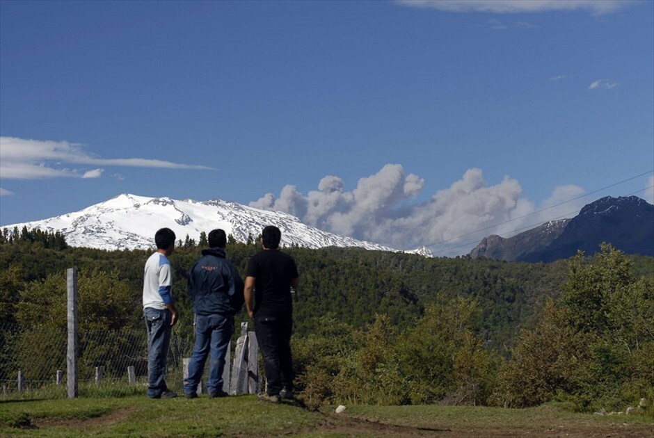 Σε συναγερμό Αργεντινή - Χιλή #7. Η Χιλή και η Αργεντινή βρίσκονται σε κατάσταση κατάσταση συναγερμού εξαιτίας της δραστηριότητας του ηφαιστείου Κοπαχούε που βρίσκεται νότια των ¶νδεων στα σύνορα των δύο χωρών, σε μια αραιοκατοικημένη περιοχή.Το Γραφείο Εκτάκτων Αναγκών της Χιλής (Onemi) δεν έχει προς το παρόν ζητήσει την απομάκρυνση των κατοίκων από την περιοχή γύρω από το ηφαίστειο. Οι αρχές της επαρχίας Νεουκέν της Αργεντινής δεν έχουν διατάξει την εκκένωση της περιοχής, επισημαίνοντας πως οι κάτοικοι «ζουν σε απόλυτη ηρεμία».Τα αέρια που βγαίνουν από τον κρατήρα του ηφαιστείου ύψους 2.965 μέτρων, άλλαξαν χρώμα το βράδυ της Κυριακής, από γκρι σε άσπρα, δείχνοντας πως υπάρχουν ατμοί.Η τελευταία έκρηξη του ηφαιστείου είχε γίνει πριν από δώδεκα χρόνια.