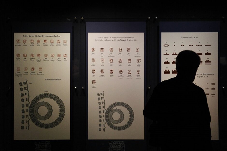 Ο κόσμος των Μάγια #12. Τουρίστας κοιτάζει τα ημερολόγια των Μάγιας που αποτελούν τμήμα της αρχαιολογικής έκθεσης «Κοινωνία και ώρα των Μάγια» στο Μουσείο Ανθρωπολογίας στην Πόλη του Μεξικού.