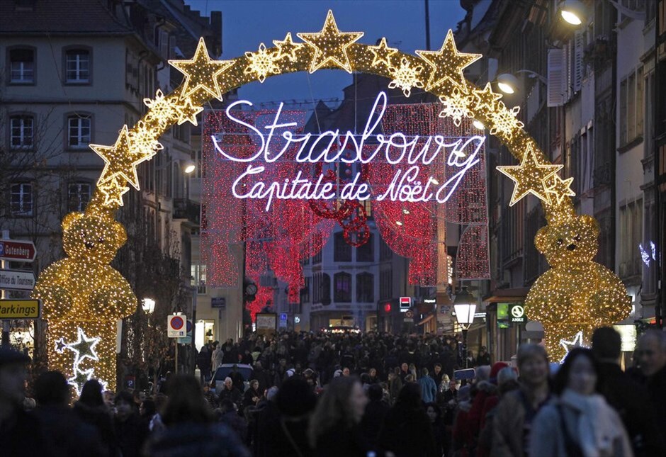Χριστουγεννιάτικες στιγμές από όλον τον κόσμο #22. Από το 1570 πραγματοποιείται μέχρι τις 31 Δεκεμβρίου κοντά στο καθεδρικό ναό του Στρασβούργου η Χριστουγεννιάτικη αγορά, η οποία είναι η παλαιότερη στην Γαλλία.