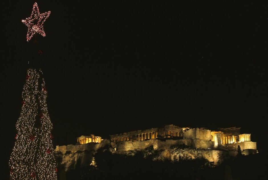 Χριστουγεννιάτικες στιγμές από όλον τον κόσμο #38. Χριστούγεννα στην Αθήνα με φόντο την Ακρόπολη. ICON PRESS/ΓΙΑΝΝΗΣ ΛΙΑΚΟΣ