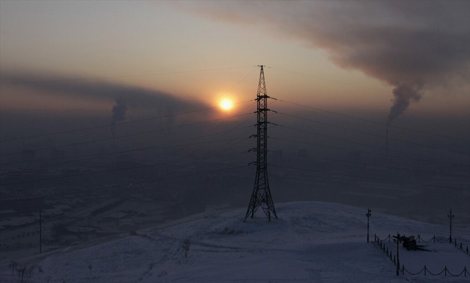 Πολικό ψύχος μαστίζει Ρωσία και Ουκρανία #1. Ο ήλιος ανατέλλει στους -30 βαθμούς Κελσίου στην πόλη Κρασνογιάρσκ της Ρωσίας.