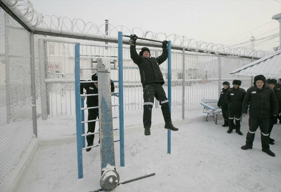 Πολικό ψύχος μαστίζει Ρωσία και Ουκρανία #7. Κρατούμενοι των φυλακών υψίστης ασφαλείας στην πόλη Κρασνογιάρσκ της Ρωσίας, γυμνάζονται στο προαύλιο, αν και η θερμοκρασία έχει φτάσει τους -30 βαθμούς Κελσίου.