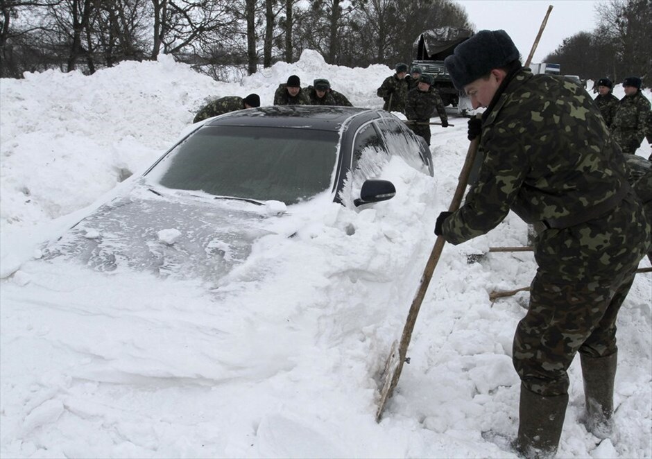 Πολικό ψύχος μαστίζει Ρωσία και Ουκρανία #9. Κάτοικος της πόλης Μπρόντι που απέχει 460 χλμ. Δυτικά του Κιέβου, προσπαθεί να απεγκλωβίσει το αυτοκίνητό του από το χιόνι.