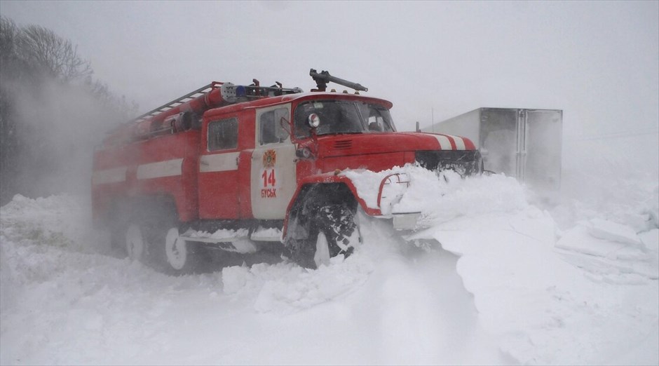 Πολικό ψύχος μαστίζει Ρωσία και Ουκρανία #11. Διασώστες προσπαθούν να προσεγγίσουν οχήματα που έχουν εγκλωβιστεί λόγω χιονοθύελλας περίπου 85 χλμ. δυτικά της πόλης Λβιβ στην Ουκρανία.