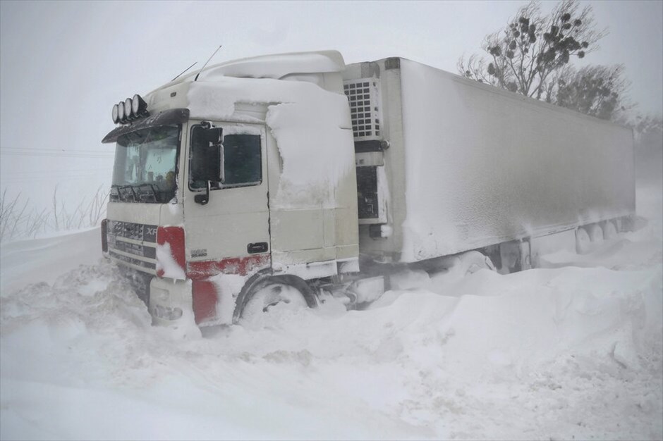 Πολικό ψύχος μαστίζει Ρωσία και Ουκρανία #12. Φορτηγό έχει «κολλήσει» σε χιονοθύελλα περίπου 85 χλμ. δυτικά της πόλης Λβιβ, στην Ουκρανία.