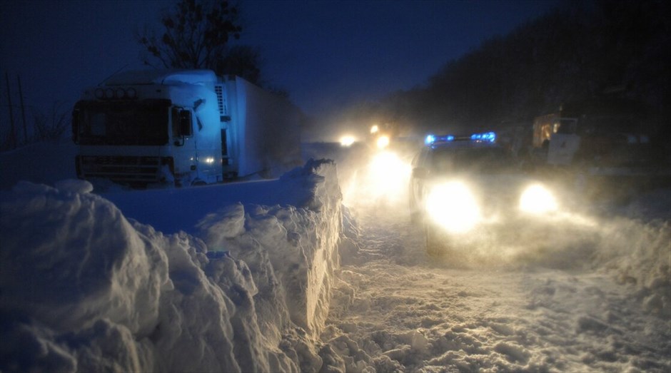 Πολικό ψύχος μαστίζει Ρωσία και Ουκρανία #13. Διασώστες προσπαθούν να προσεγγίσουν οχήματα που έχουν εγκλωβιστεί λόγω χιονοθύελλας περίπου 85 χλμ. δυτικά της πόλης Λβιβ στην Ουκρανία.