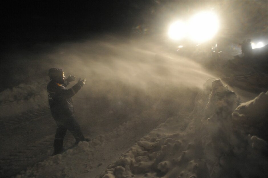 Πολικό ψύχος μαστίζει Ρωσία και Ουκρανία #14. Διασώστες προσπαθούν να προσεγγίσουν οχήματα που έχουν εγκλωβιστεί λόγω χιονοθύελλας περίπου 85 χλμ. δυτικά της πόλης Λβιβ στην Ουκρανία.