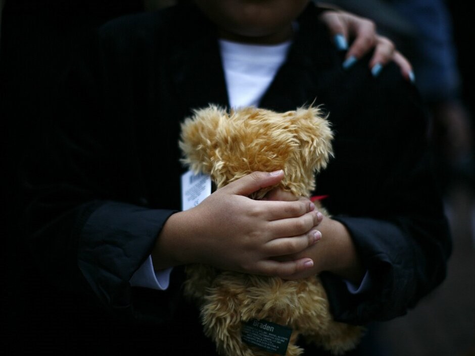 Βυθισμένες στο πένθος οι ΗΠΑ #29. Συγκλονισμένη η κοινή γνώμη στις ΗΠΑ από το μακελειό που προκάλεσε ένας εικοσάχρονος, σκοτώνοντας 20 μικρά παιδιά την Παρασκευή βρίσκεται αντιμέτωπη, γι