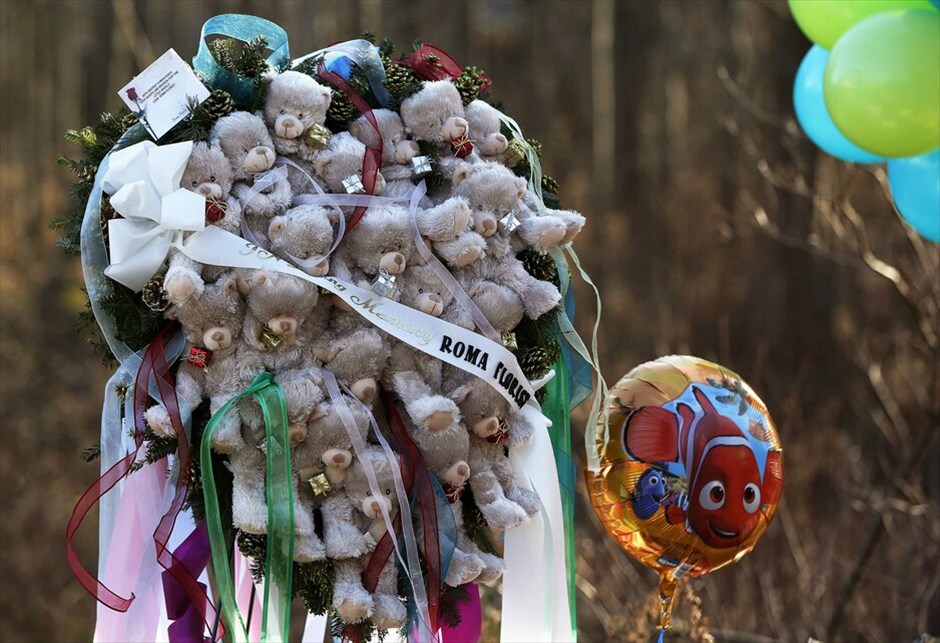 Βυθισμένες στο πένθος οι ΗΠΑ #44. Συγκλονισμένη η κοινή γνώμη στις ΗΠΑ από το μακελειό που προκάλεσε ένας εικοσάχρονος, σκοτώνοντας 20 μικρά παιδιά την Παρασκευή βρίσκεται αντιμέτωπη, γι