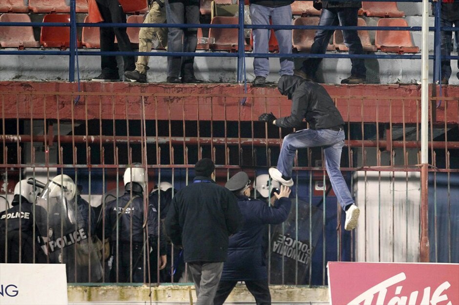Σούπερ Λίγκα: Η 15η αγωνιστική #7. Με τη συμπλήρωση των 90 λεπτών του αγώνα Βέροια – Παναθηναϊκός, ο διαιτητής Θάνος διέκοψε το παιχνίδι λόγω επεισοδίων στις εξέδρες, και λίγο αργότερα σφύριξε τη λήξη χωρίς να παιχτούν καθυστερήσεις. MOTION TEAM/ΒΑΣΙΛΗΣ ΒΕΡΒΕΡΙΔΗΣ