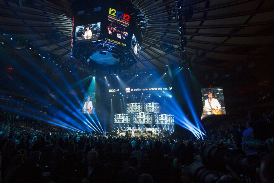 Νέα Υόρκη: Συναυλία για τα θύματα του κυκλώνα «Σάντι» #1. Ο πρώην Beatle Πολ Μακάρτνεϊ στη σκηνή του Μάντισον Σκουέρ Γκάρντεν.