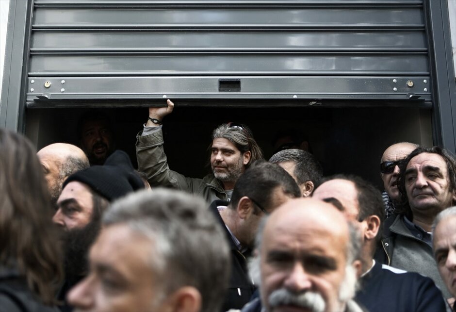 Συγκέντρωση διαμαρτυρίας της ΠΟΕ-ΟΤΑ #1. Διαδηλωτές της ΠΟΕ - ΟΤΑ, αιφνιδιάζοντας τις αστυνιμικές δυνάμεις, εισέβαλαν στο προαύλιο της Βουλής, αφού κατέβασαν τα προστατευτικά κιγκλιδώματα που περικλείουν τον χώρο.Η πορεία των εργαζομένων στην Τ.Α. είχε τελικό προορισμό το υπουργείο Διοικητικής Μεταρρύθμισης, ανεκόπη ωστόσο στο Σύνταγμα, καθώς αστυνομικές κλούβες είναι παραταγμένες στη Βασ. Σοφίας στο ύψος της Σέκερη.