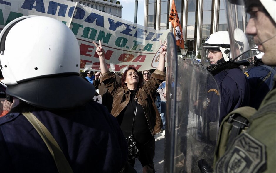 Συγκέντρωση διαμαρτυρίας της ΠΟΕ-ΟΤΑ #2. Διαδηλωτές της ΠΟΕ - ΟΤΑ, αιφνιδιάζοντας τις αστυνιμικές δυνάμεις, εισέβαλαν στο προαύλιο της Βουλής, αφού κατέβασαν τα προστατευτικά κιγκλιδώματα που περικλείουν τον χώρο.Η πορεία των εργαζομένων στην Τ.Α. είχε τελικό προορισμό το υπουργείο Διοικητικής Μεταρρύθμισης, ανεκόπη ωστόσο στο Σύνταγμα, καθώς αστυνομικές κλούβες είναι παραταγμένες στη Βασ. Σοφίας στο ύψος της Σέκερη.