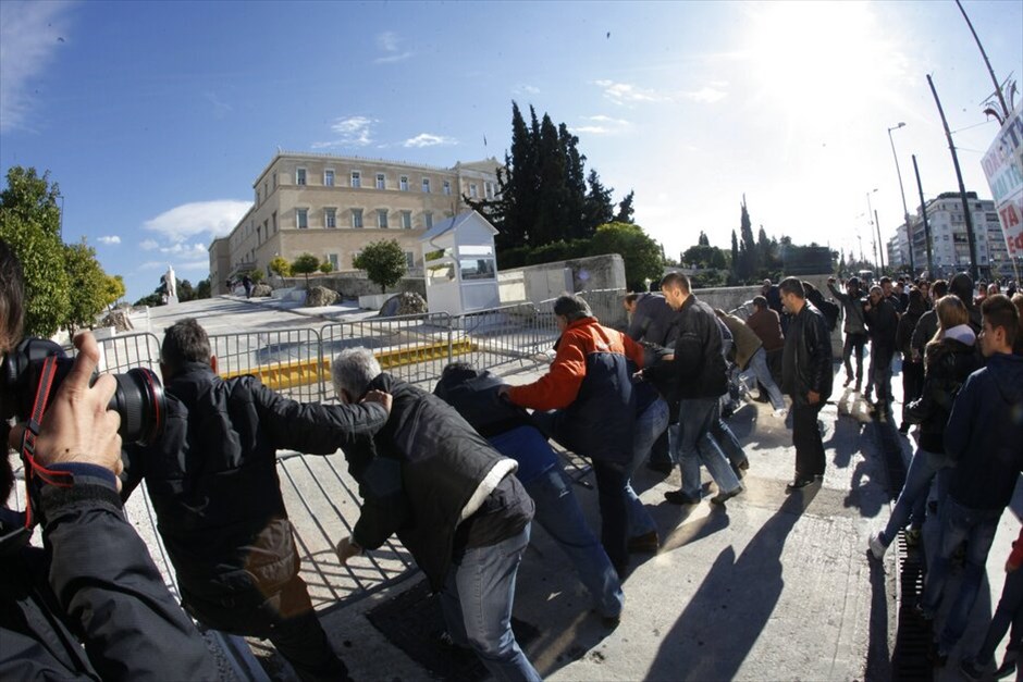 Συγκέντρωση διαμαρτυρίας της ΠΟΕ-ΟΤΑ #4. Διαδηλωτές της ΠΟΕ - ΟΤΑ, αιφνιδιάζοντας τις αστυνιμικές δυνάμεις, εισέβαλαν στο προαύλιο της Βουλής, αφού κατέβασαν τα προστατευτικά κιγκλιδώματα που περικλείουν τον χώρο.Η πορεία των εργαζομένων στην Τ.Α. είχε τελικό προορισμό το υπουργείο Διοικητικής Μεταρρύθμισης, ανεκόπη ωστόσο στο Σύνταγμα, καθώς αστυνομικές κλούβες είναι παραταγμένες στη Βασ. Σοφίας στο ύψος της Σέκερη.