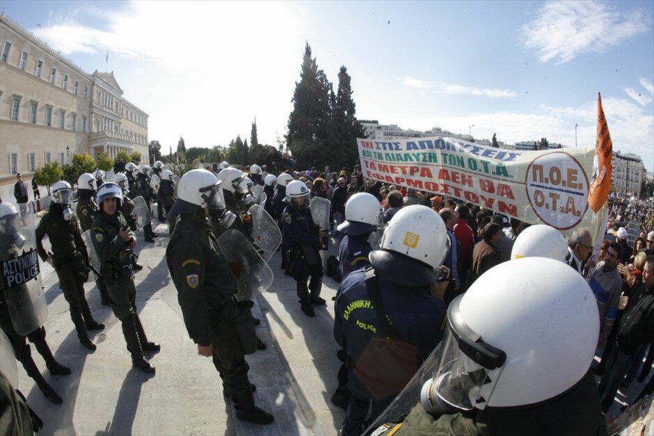 Συγκέντρωση διαμαρτυρίας της ΠΟΕ-ΟΤΑ #5. Διαδηλωτές της ΠΟΕ - ΟΤΑ, αιφνιδιάζοντας τις αστυνιμικές δυνάμεις, εισέβαλαν στο προαύλιο της Βουλής, αφού κατέβασαν τα προστατευτικά κιγκλιδώματα που περικλείουν τον χώρο.Η πορεία των εργαζομένων στην Τ.Α. είχε τελικό προορισμό το υπουργείο Διοικητικής Μεταρρύθμισης, ανεκόπη ωστόσο στο Σύνταγμα, καθώς αστυνομικές κλούβες είναι παραταγμένες στη Βασ. Σοφίας στο ύψος της Σέκερη.