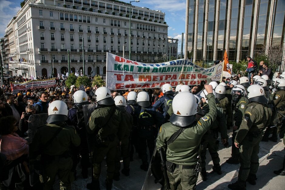 Συγκέντρωση διαμαρτυρίας της ΠΟΕ-ΟΤΑ #7. Διαδηλωτές της ΠΟΕ - ΟΤΑ, αιφνιδιάζοντας τις αστυνιμικές δυνάμεις, εισέβαλαν στο προαύλιο της Βουλής, αφού κατέβασαν τα προστατευτικά κιγκλιδώματα που περικλείουν τον χώρο.Η πορεία των εργαζομένων στην Τ.Α. είχε τελικό προορισμό το υπουργείο Διοικητικής Μεταρρύθμισης, ανεκόπη ωστόσο στο Σύνταγμα, καθώς αστυνομικές κλούβες είναι παραταγμένες στη Βασ. Σοφίας στο ύψος της Σέκερη.