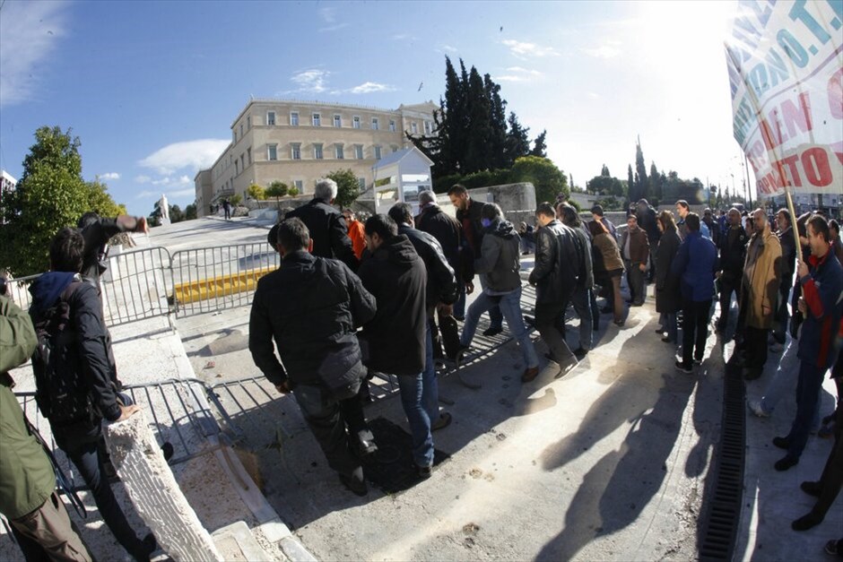 Συγκέντρωση διαμαρτυρίας της ΠΟΕ-ΟΤΑ #8. Διαδηλωτές της ΠΟΕ - ΟΤΑ, αιφνιδιάζοντας τις αστυνιμικές δυνάμεις, εισέβαλαν στο προαύλιο της Βουλής, αφού κατέβασαν τα προστατευτικά κιγκλιδώματα που περικλείουν τον χώρο.Η πορεία των εργαζομένων στην Τ.Α. είχε τελικό προορισμό το υπουργείο Διοικητικής Μεταρρύθμισης, ανεκόπη ωστόσο στο Σύνταγμα, καθώς αστυνομικές κλούβες είναι παραταγμένες στη Βασ. Σοφίας στο ύψος της Σέκερη.