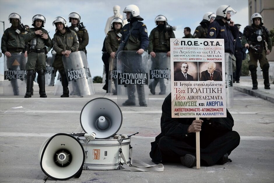 Συγκέντρωση διαμαρτυρίας της ΠΟΕ-ΟΤΑ #9. Διαδηλωτές της ΠΟΕ - ΟΤΑ, αιφνιδιάζοντας τις αστυνιμικές δυνάμεις, εισέβαλαν στο προαύλιο της Βουλής, αφού κατέβασαν τα προστατευτικά κιγκλιδώματα που περικλείουν τον χώρο.Η πορεία των εργαζομένων στην Τ.Α. είχε τελικό προορισμό το υπουργείο Διοικητικής Μεταρρύθμισης, ανεκόπη ωστόσο στο Σύνταγμα, καθώς αστυνομικές κλούβες είναι παραταγμένες στη Βασ. Σοφίας στο ύψος της Σέκερη.
